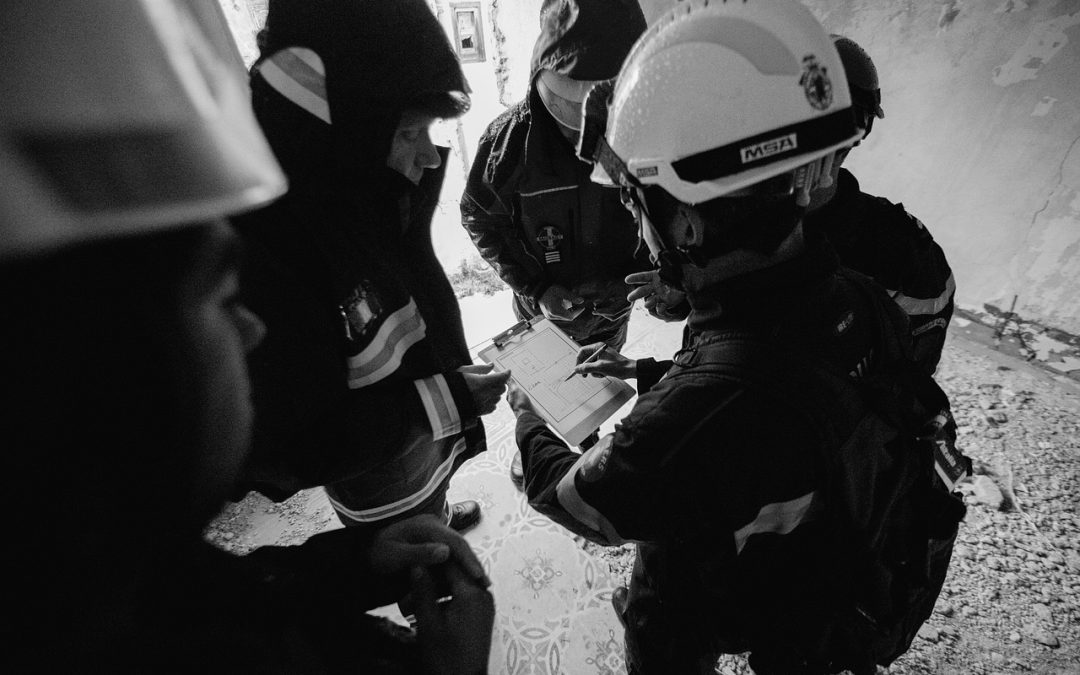 Dinas Damkar Barito Utara Bersihkan Material Longsor di Kantor Camat