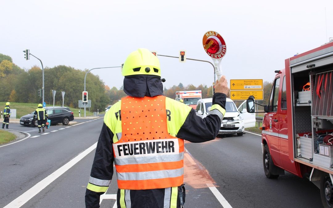 Dinas Damkar Barito Utara Tangani Pohon Tumbang di Pinggir Sungai