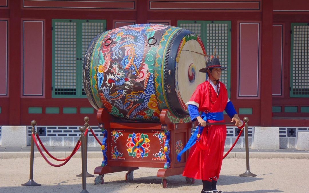Dinas Damkar Barito Utara Bersihkan Material Longsor Di Jalan Protokol