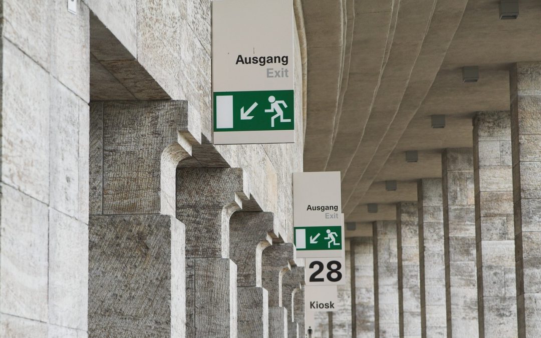 Bersihkan Material Longsor